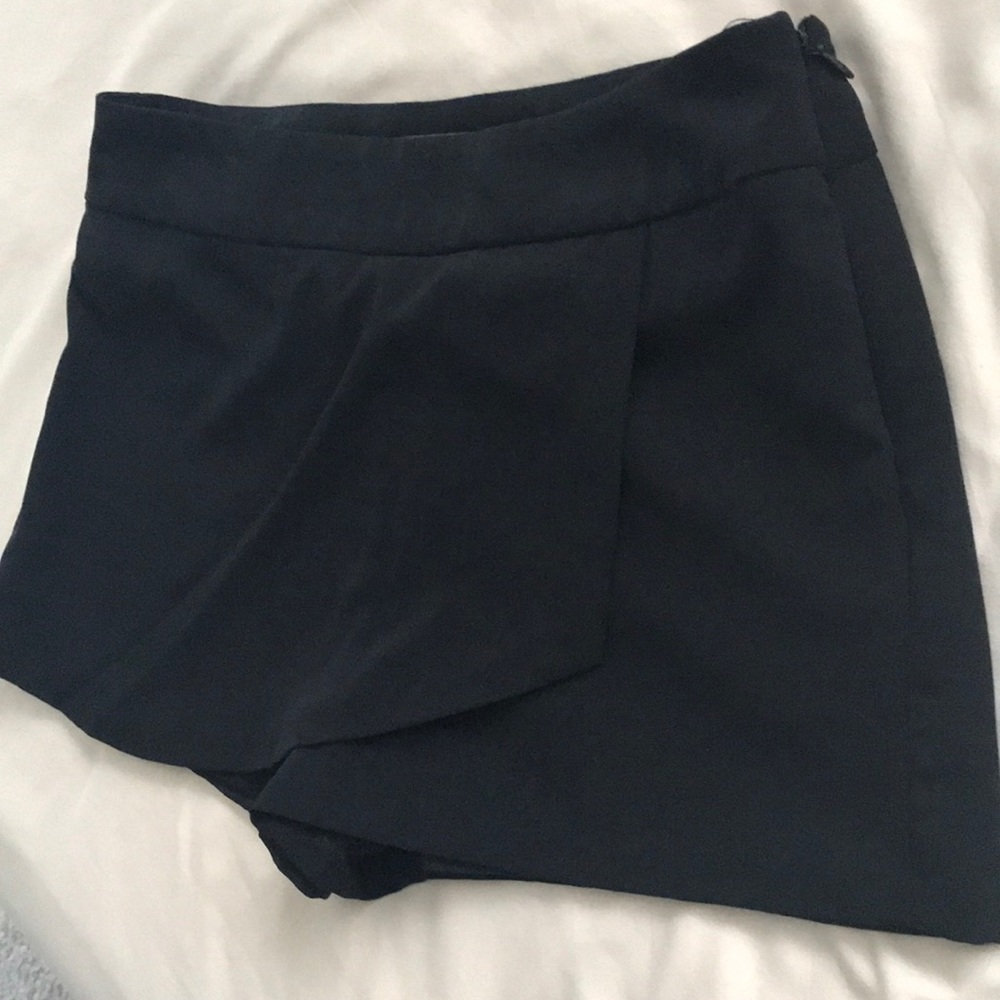 Guess skort🖤🖤 - Picture 2 of 5